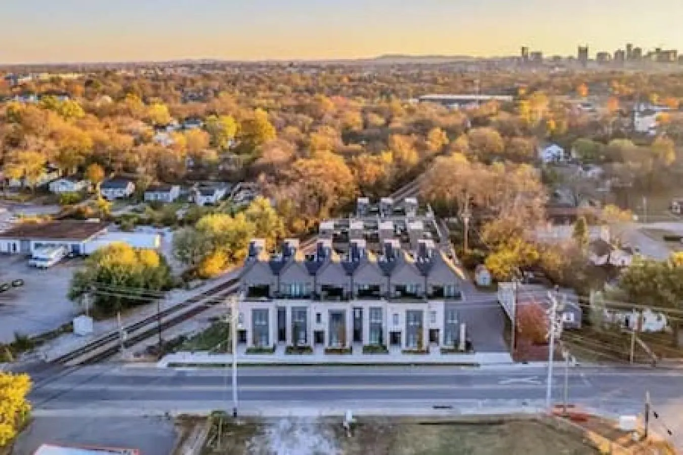 Stunning Modern Townhome With 9 Beds, Walk To Shops Nashville Holiday home