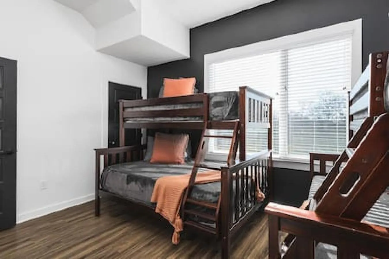 Stunning Modern Townhome With 9 Beds, Walk To Shops Nashville 0*,  United States
