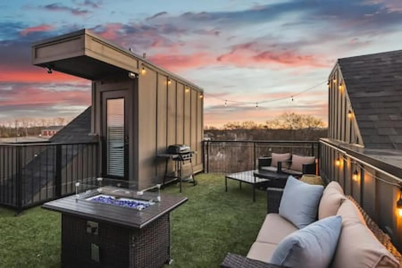 Stunning Modern Townhome With 9 Beds, Walk To Shops Nashville Holiday home