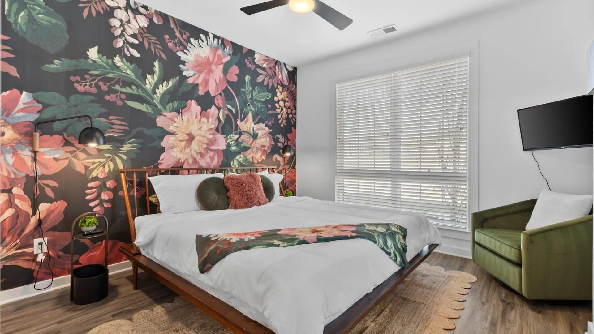 Stunning Modern Townhome With 9 Beds, Walk To Shops Nashville Holiday home